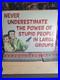 Never_Underestimate_Stupid_People_Metal_16x12_5_Sign_Decor_Bar_Man_Cave_Shop_01_zkn