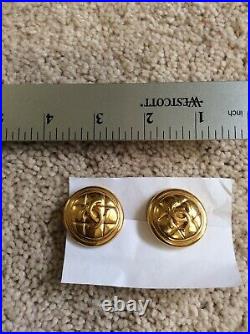 VINTAGE 1980s CHANEL LARGE GOLD EARRINGS MATELASSE QUILTED CLIP ON CC LOGO