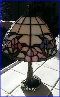 Vintage DALE TIFFANY Stained Glass Table Lamp Accent Boudoir Signed